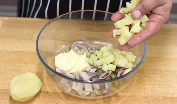 Салат из селедки с яйцом и майонезом