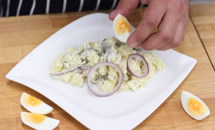 Салат из селедки с яйцом и майонезом