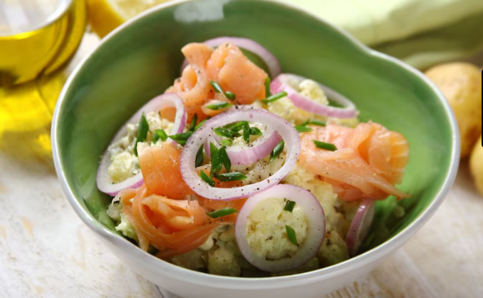 Вкусный салат с картофелем, лососем и майонезом