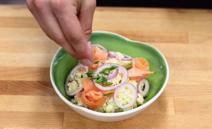 Вкусный салат с картофелем, лососем и майонезом
