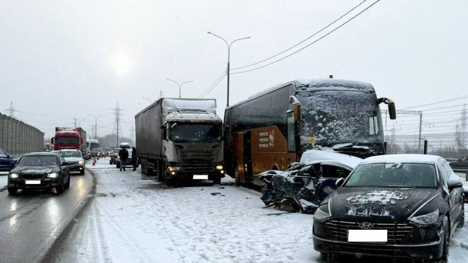 Массовое ДТП на трассе М-4 в Домодедово: Скользкая дорога стала причиной столкновения более 20 автомобилей