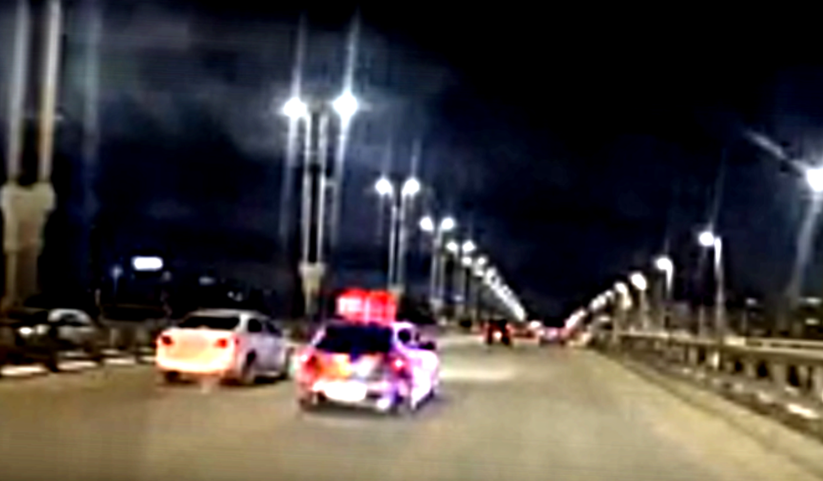 Неописуемая красота едет по дороге