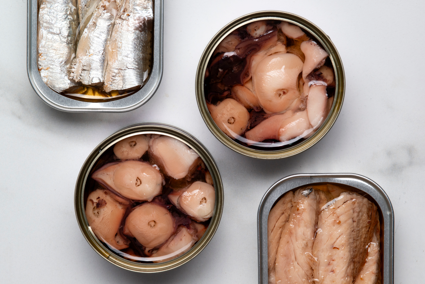 Цены, вверх! Рыбные консервы подорожают на 5–25% из-за нехватки рыбы. На Новый год салат "Мимоза" и "Сельдь под шубой" обойдутся дороже обычного