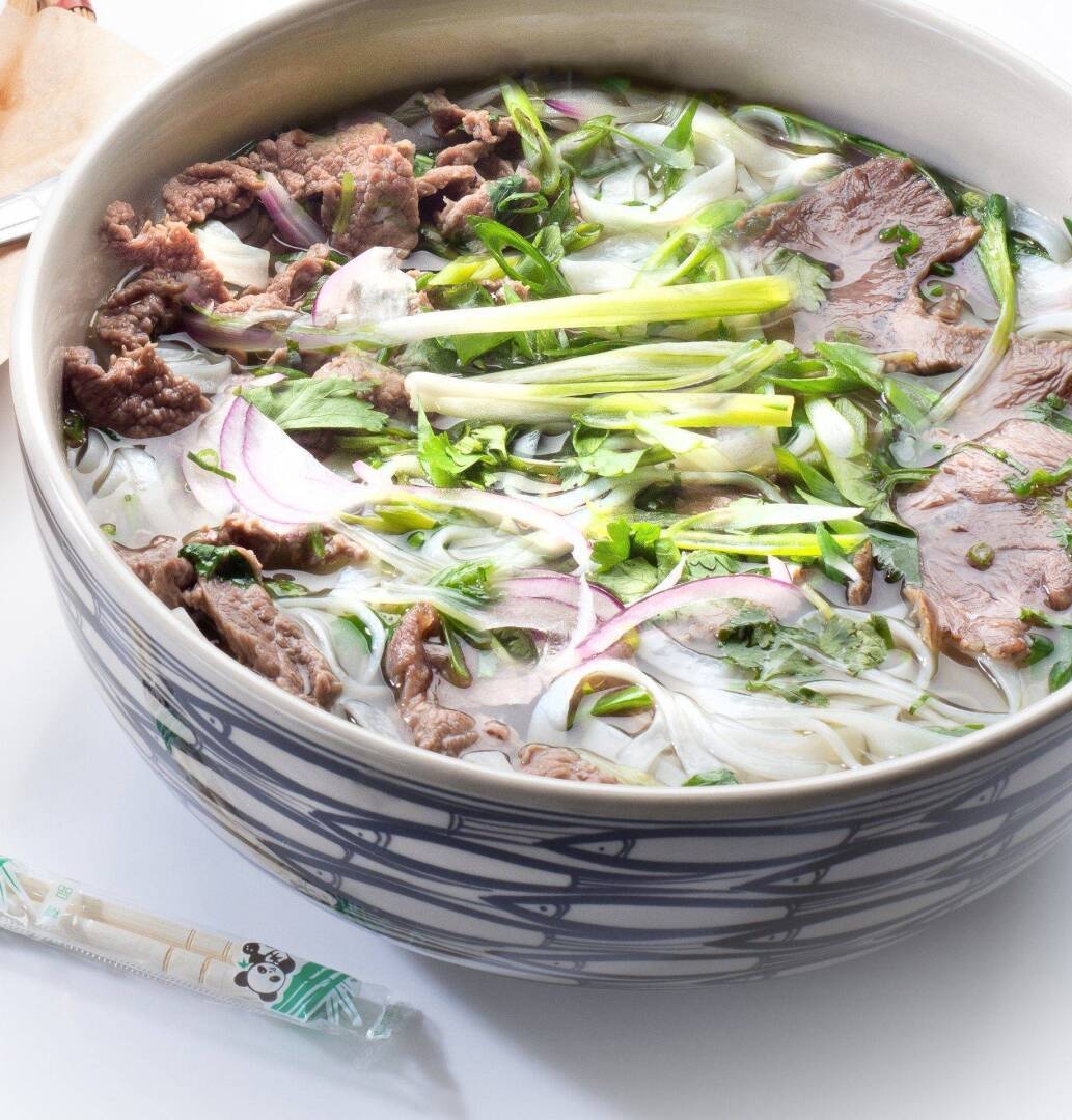 "Вьетнамская симфония: Ароматный бульон с рисовой лапшой и свежими травами".