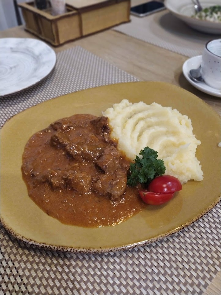 Вкуснейшие хинкали, самый вкусный хачапури, наверное вкуснейший на побережье) Если будете в Сочи, а точнее на Имеретинском курорте, посетите La Luna)