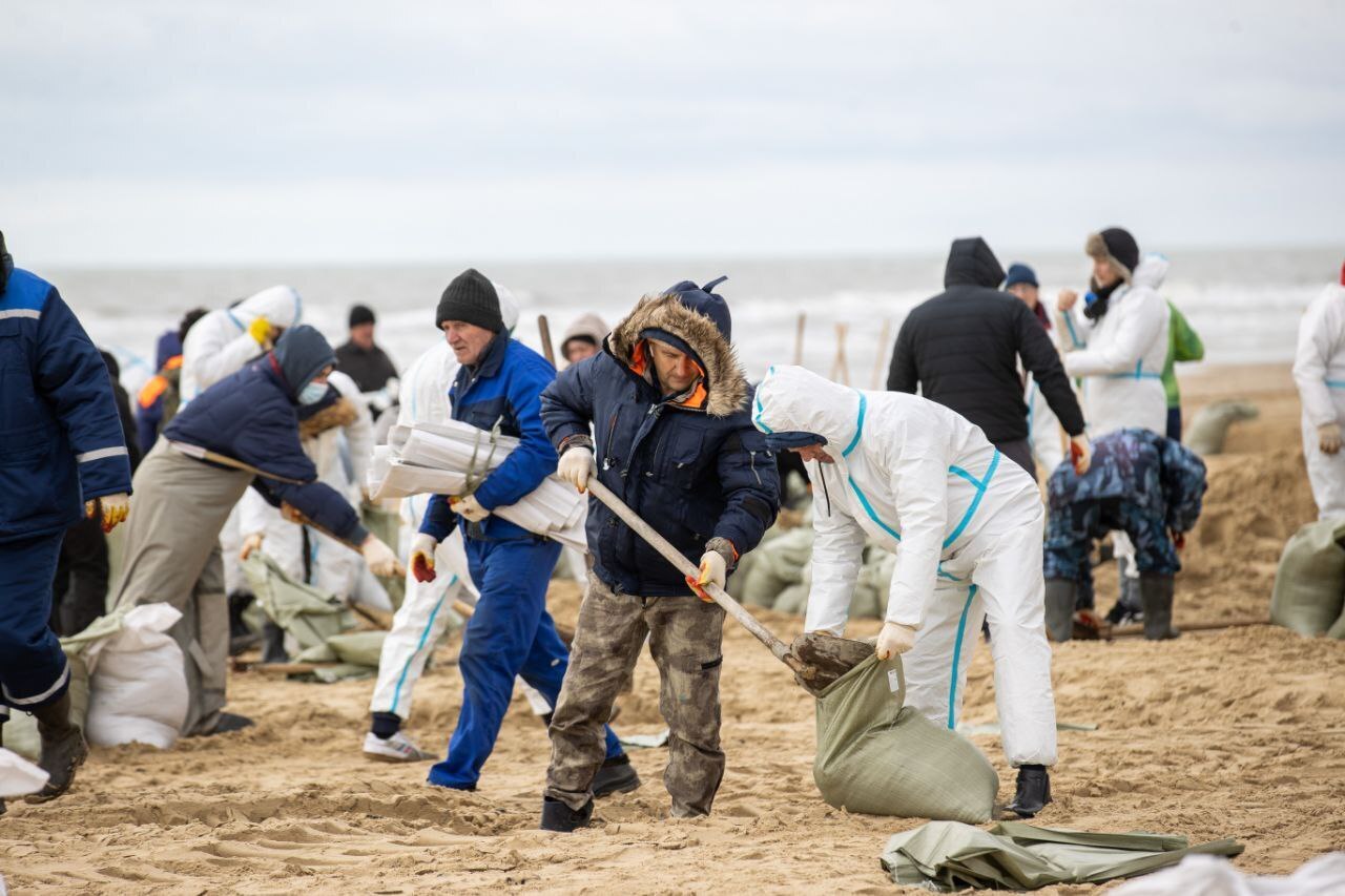 Репортаж с Черноморского побережья: как Анапа борется с экологическим бедствием. Боль, трудности и последствия ЧП
