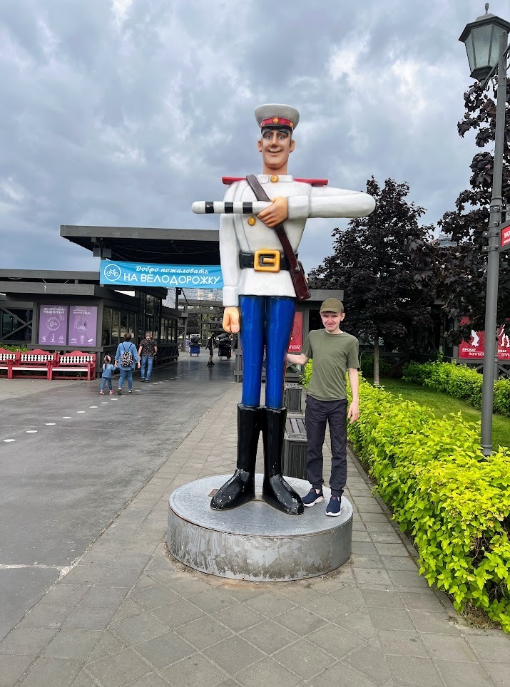 Кремлёвская набережная в Казани! Локация с множеством лавочек и скамеек)) Хорошее место для прогулок, занятий спортом)