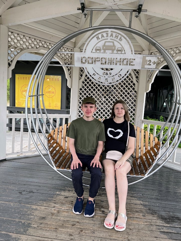 Кремлёвская набережная в Казани! Локация с множеством лавочек и скамеек)) Хорошее место для прогулок, занятий спортом)