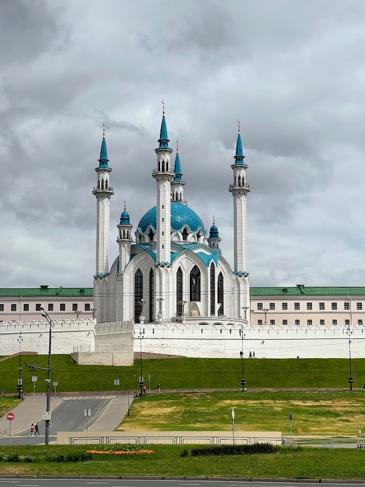 Кремлёвская набережная в Казани! Локация с множеством лавочек и скамеек)) Хорошее место для прогулок, занятий спортом)