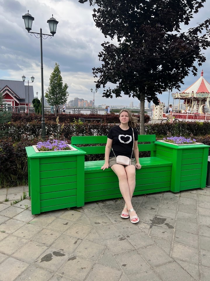 Кремлёвская набережная в Казани! Локация с множеством лавочек и скамеек)) Хорошее место для прогулок, занятий спортом)