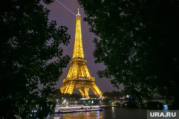 В Париже горит Эйфелева башня