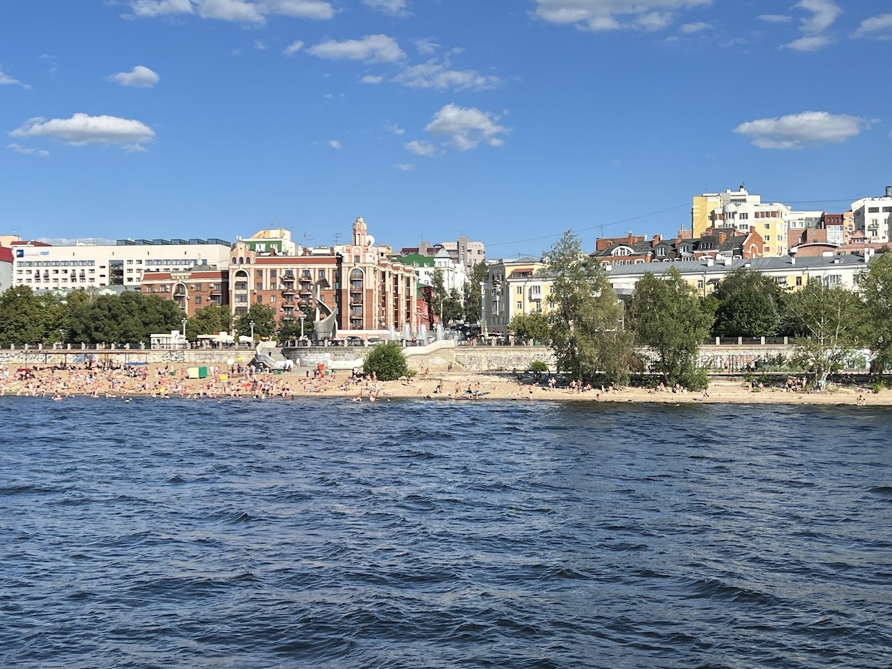 Ах, Самара-городок! Давайте прогуляемся по набережной этого замечательного города!