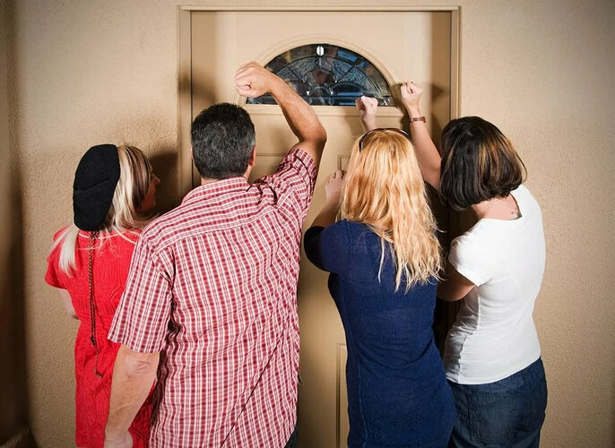 Когда гость хуже татарина, или Вправе ли родственник, зарегистрированный в жилом помещении, приводить гостей в квартиру?