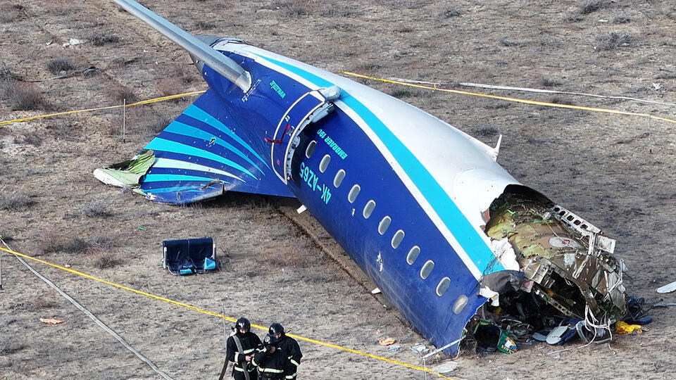 Авиакатастрофа самолета Azerbaijan Airlines в Казахстане. Что известно с места происшествия ?