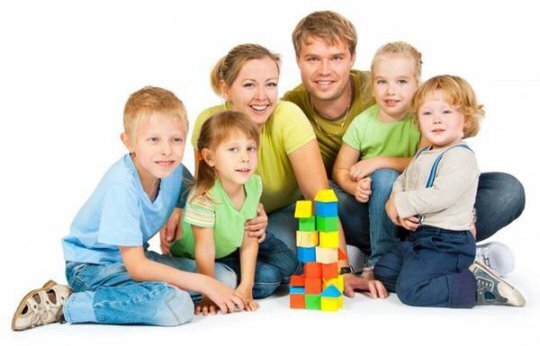 Отец один содержит несовершеннолетних детей, при этом мать получает на детей ежемесячное пособие. Как исправить ситуацию? Вопрос – твет