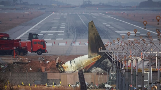 Южная Корея проверит все самолеты Boeing 737-800 после авиакатастрофы, в которой погибли 179 человек