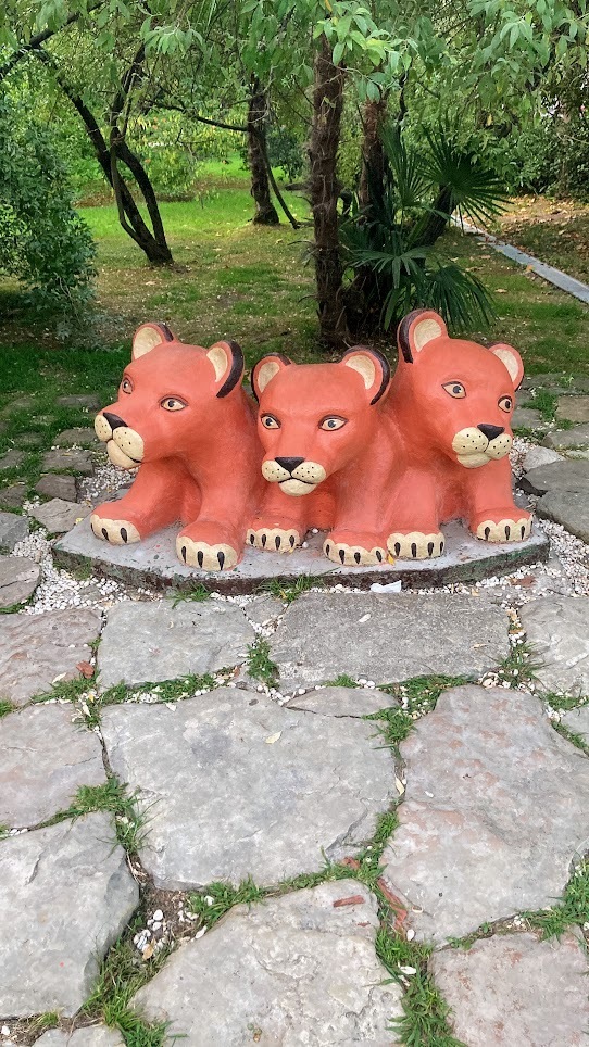 Если соберетесь в Сочи, то загляните в парк Ривьера, особенно если скучаете по временам СССР))