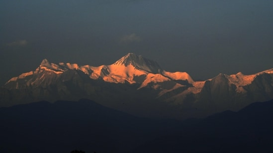 Непал прекращает полеты вертолетов в районе Эвереста после протестов молодежи