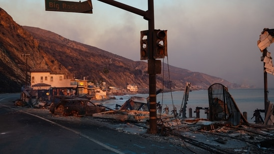 Роскошная набережная Малибу превратилась в руины: пожары в Палисейдс превратили знаменитую береговую линию в город-призрак