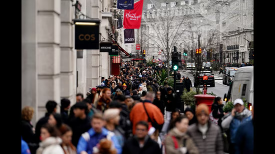 Сухая статистика. Число заявлений на получение рабочей и учебной визы сократилось на 42% после введения ограничений