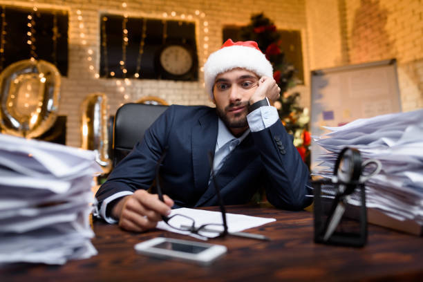 Почти 50% россиян превысили свои планируемые расходы на празднование Нового года