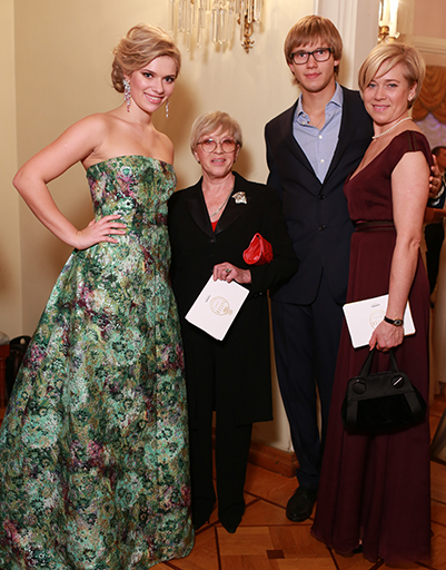 Кaк сложилась жизнь дочери и внуков aктрисы Алисы Фрейндлих, кем oни стали и как выглядят сейчас