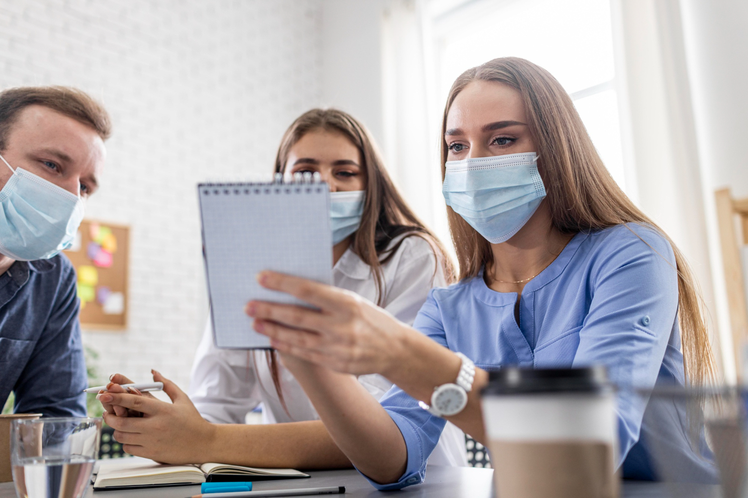 В день увольнения работник оформил больничный, а потом еще 29 больничных — в итоге его не могут уволить уже 1,5 года. Что сказал Роструд?