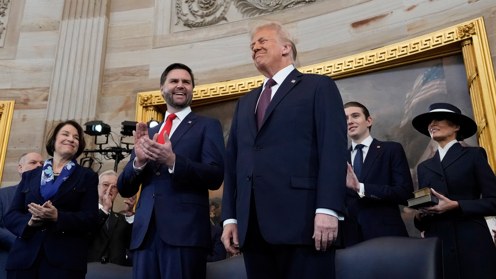 Президент США Дональд Трамп, вступивший в должность 20 января, подписал указ о временной приостановке всех программ американской помощи другим странам