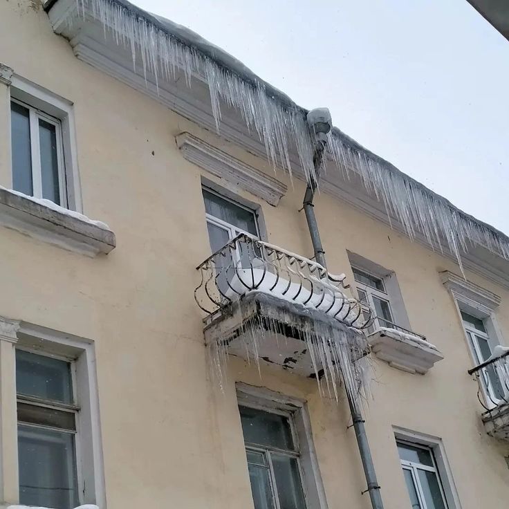 «СК и полиция проводят обыски в Петербурге!» Сосульки падают на людей. Чиновники бездействуют. Коммунальщики оказывают небезопасные услуги