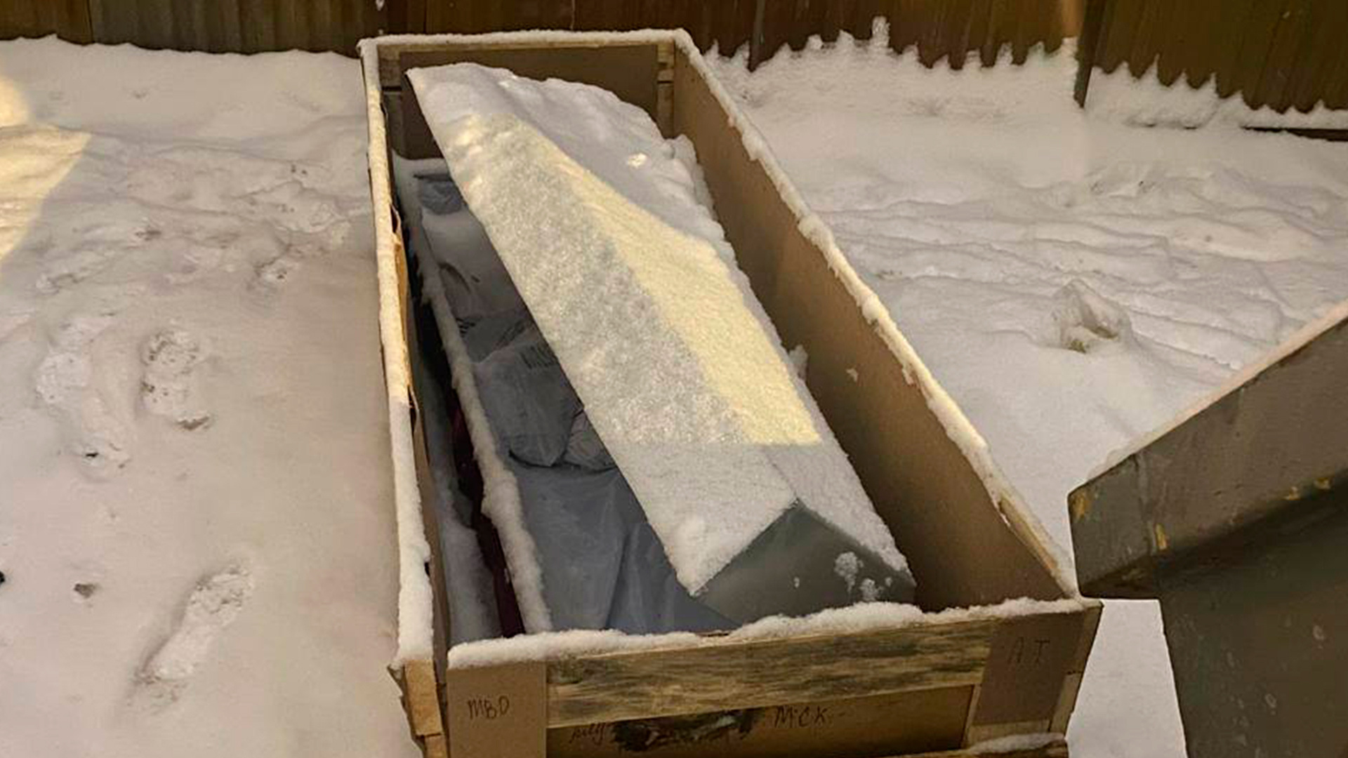 Загадка "гробовой" мусорки в Люблино: ночные находки.Злая шутка или что-то другое?