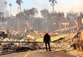 Опустошенный пожаром Лос-Анджелес готовится к токсичным дождям