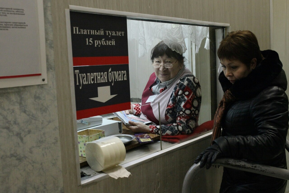 «Платный туалет на работе»: почему работники РЖД скидываются с зарплаты на уборку рабочего туалета.