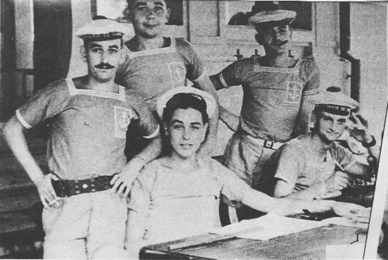 У француза, изображенного на фото в центре, есть весьма интересная и насыщенная биография.