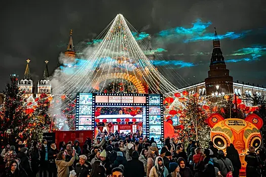 «Зима в Москве»: над Манежной площадью засияло северное сияние