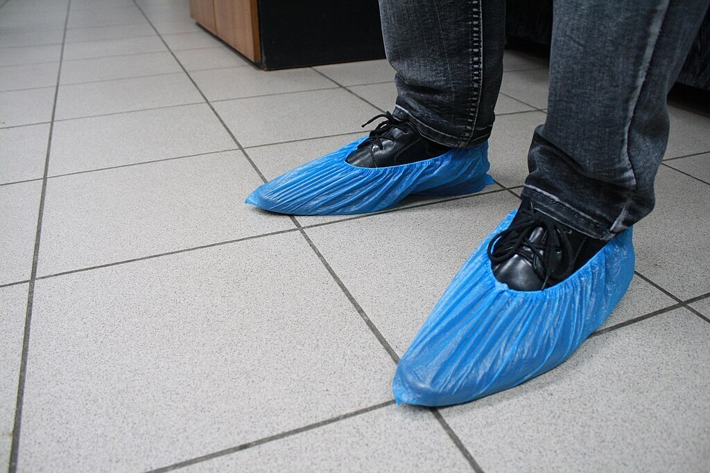 Сотрудников каких служб можно обязать надевать бахилы при входе в квартиру