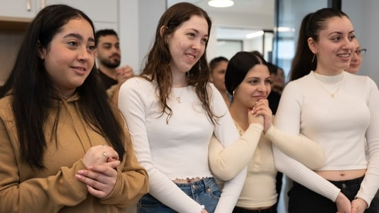 Трудные переговоры. ХАМАС освобождает 3 израильских заложников, Израиль обещает освободить 110 палестинцев