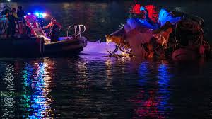 Следователи пытаются спасти самолет после смертельной катастрофы в Вашингтоне