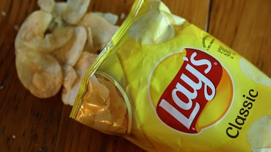 Самый высокий уровень риска объявлен для классических чипсов Lay's из-за неуказанных молочных ингредиентов