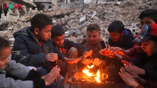 Больные и раненые дети едут из Газы в Египет для лечения. Трудности переговоров.