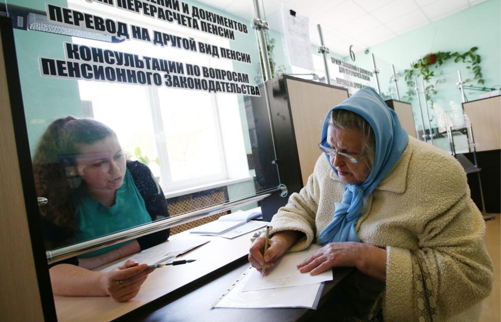 Женщина узнала, что 20 лет получала заниженную пенсию. СФР отказался возместить недоплату. И она пошла в суд...