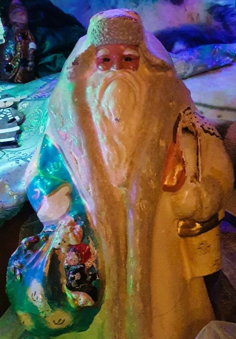 Я разбираю бабулины старые вещи на антресоли. Сколько же денег я выручила на Авито