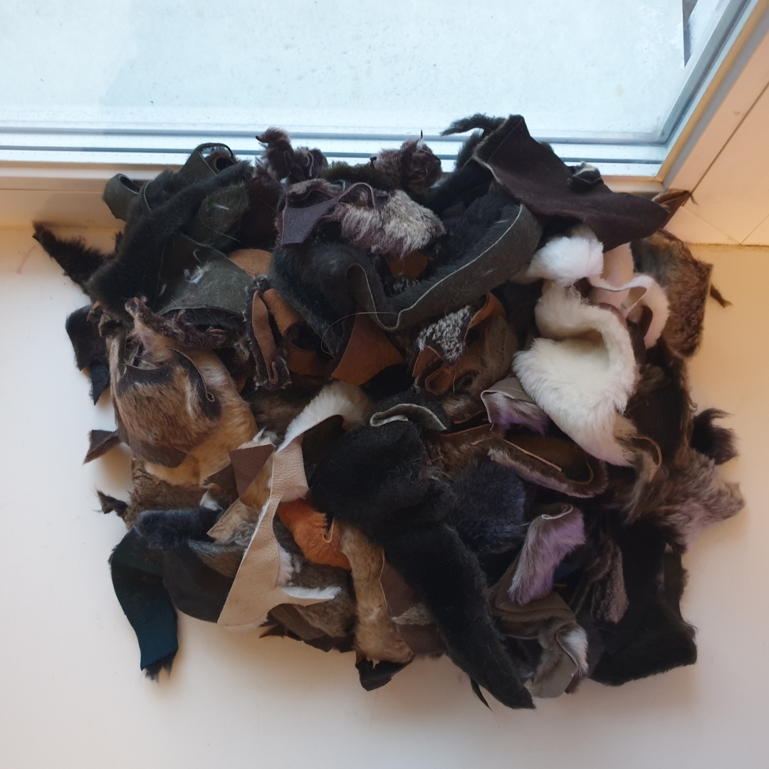 Я разбираю бабулины старые вещи на антресоли. Сколько же денег я выручила на Авито