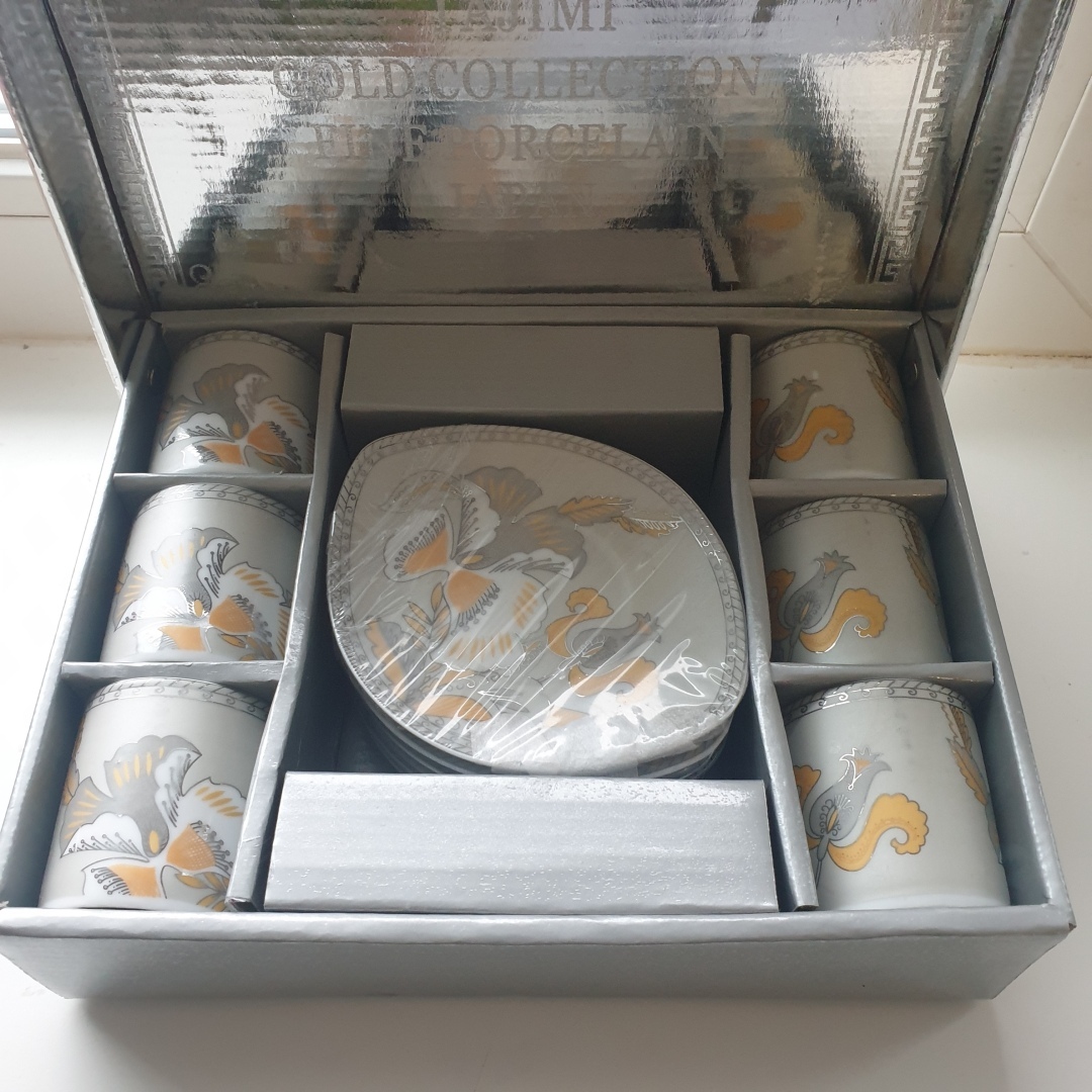 Я разбираю бабулины старые вещи на антресоли. Сколько же денег я выручила на Авито