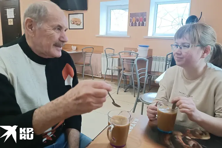 Это принять сложно, не то что понять.... Тайна семьи из маленького уральского городка. Ему 74, ей почти на 40 лет меньше.