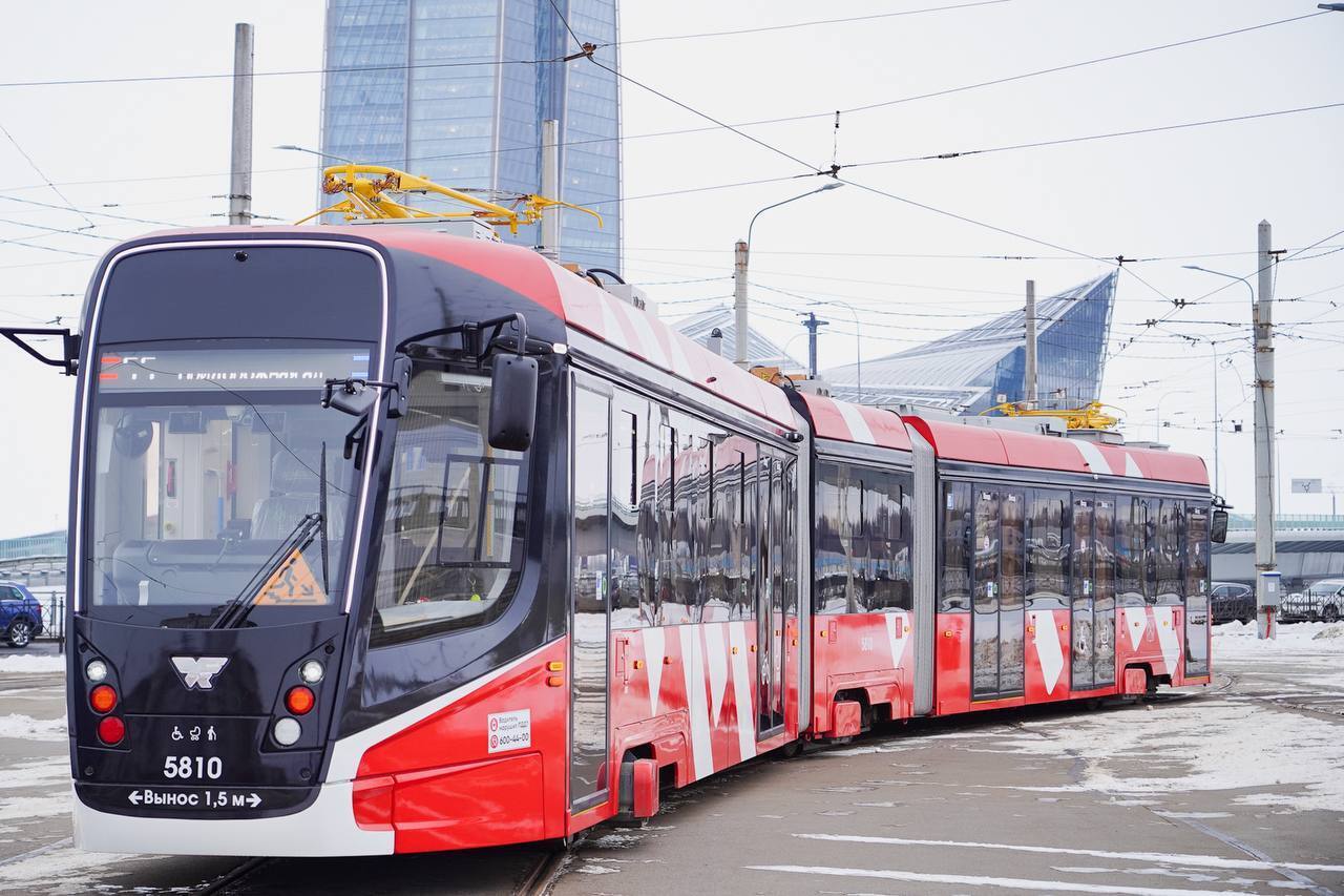 В Санкт-Петербурге развивается и обновляется городской транспорт.