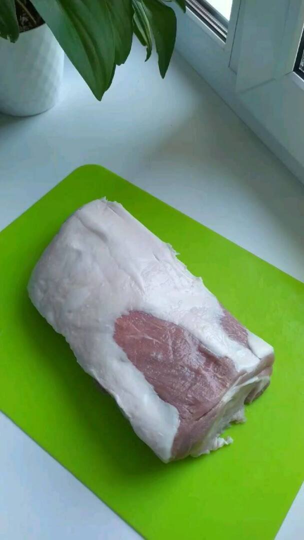 Свиная грудинка — на 44%, куриное крыло — на 16%. В России резко выросли цены на отдельные виды мяса