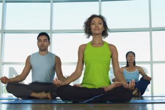 Йога становится всё более популярной во всём мире. Что это такое, откуда она взялась и какую пользу для здоровья приносит йога?