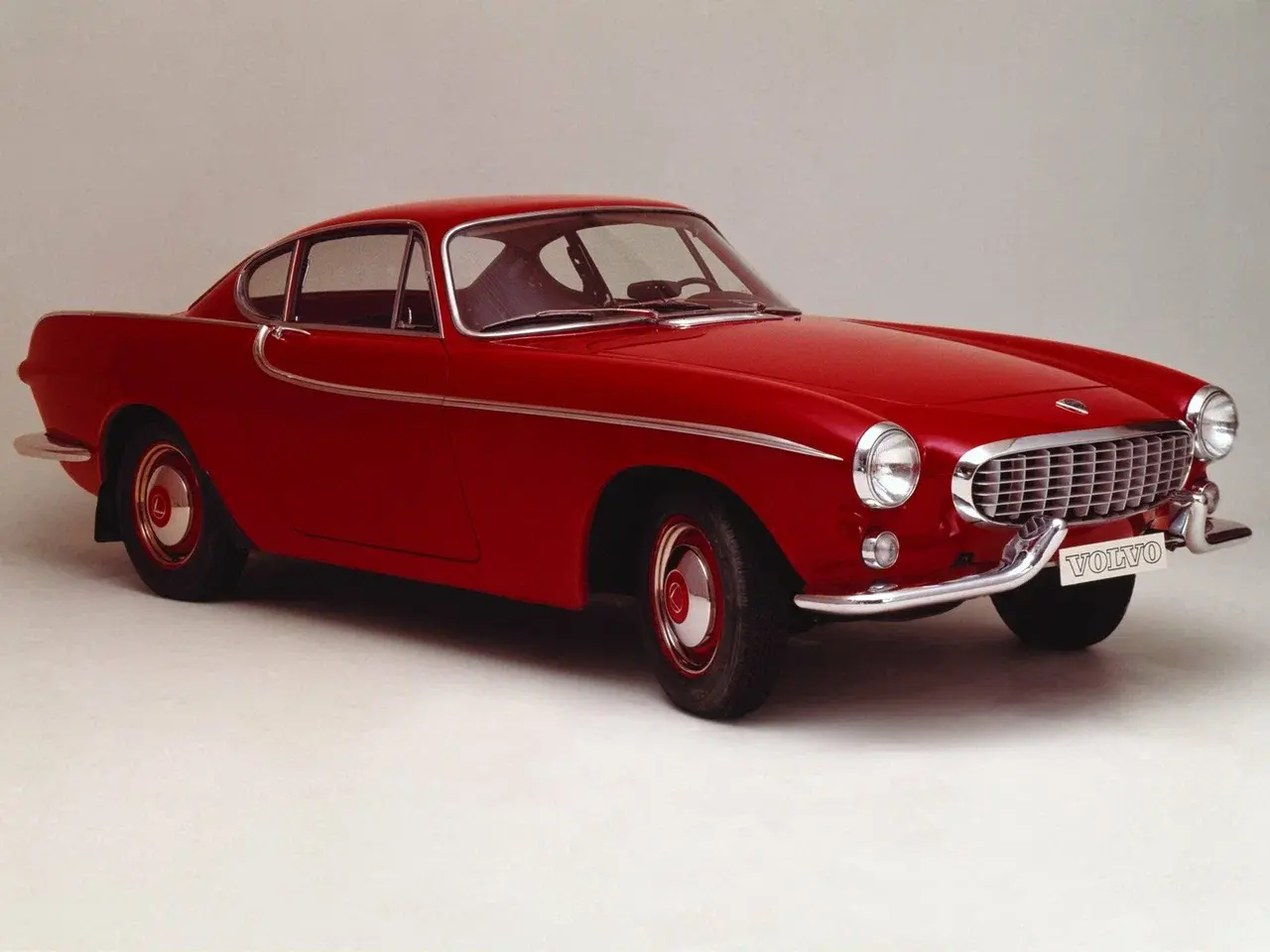 "Непревзойденный путь: Как Volvo P1800 преодолел 5,2 миллиона километров и вошел в историю"