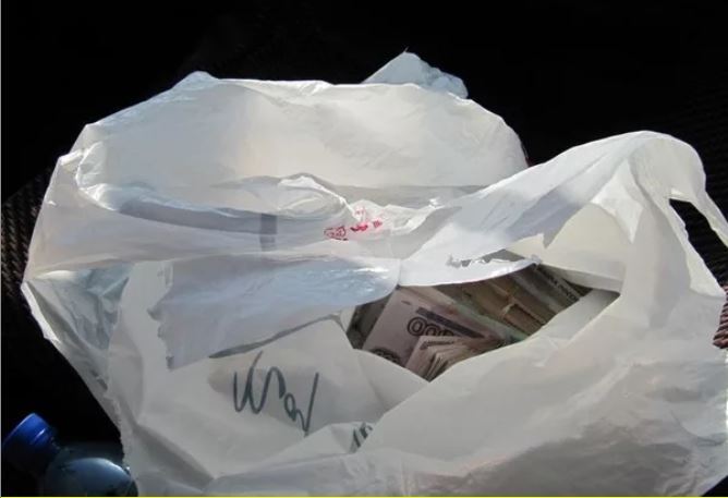 Есть хороший для вас совет: не спешите выбрасывать пакет. Сделайте сумку со шнурком. Пригодиться всё потом.