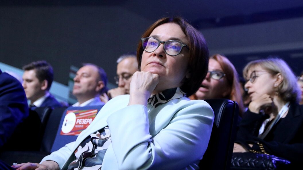 Нас грабят , такие заголовки статей не редкость . Но нас не только грабят , открыто предают . При этом безнаказанно , скажи тебя накажут .